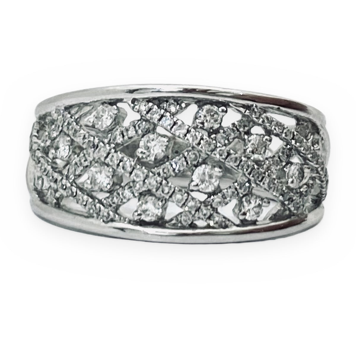 White gold diamond band with diagonal lattice pave pattern