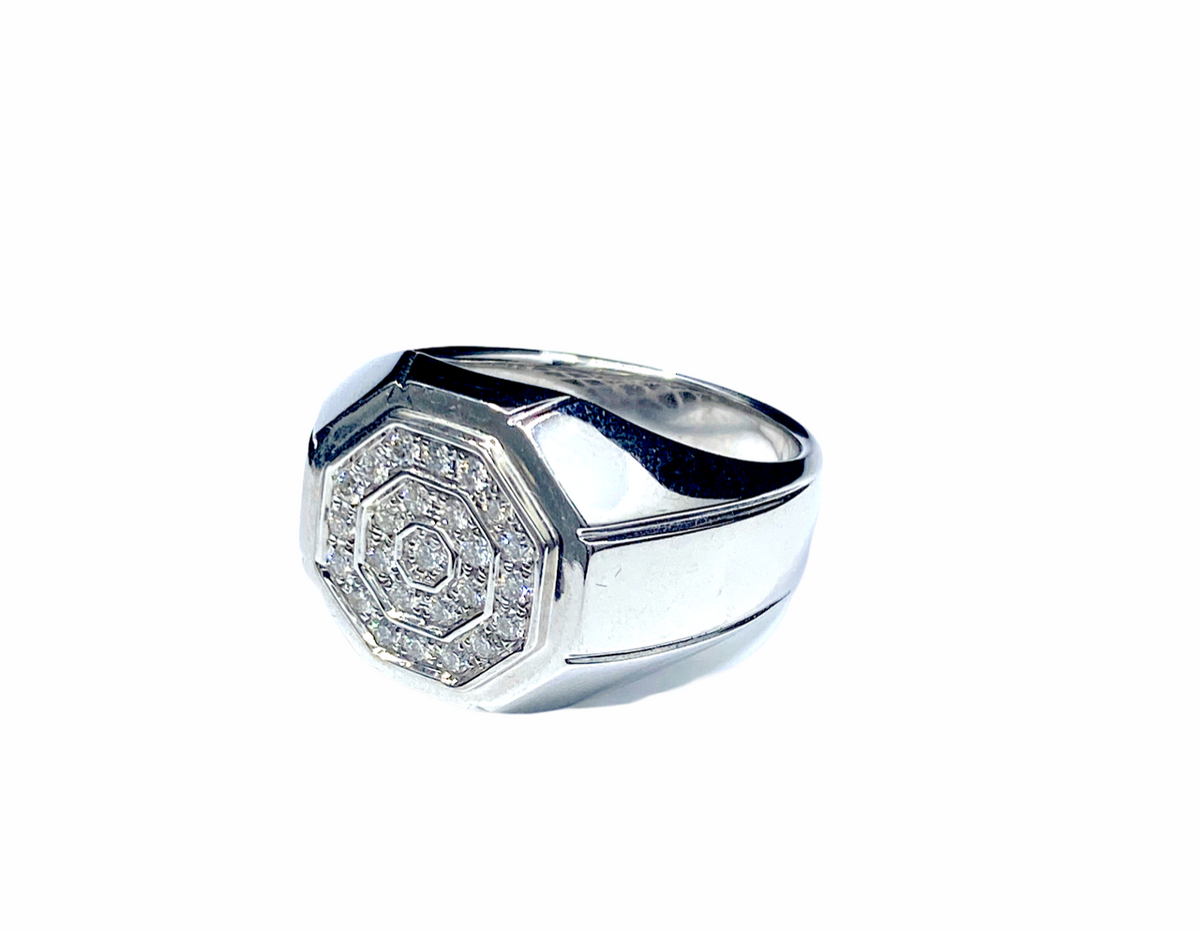 Yellow gold round diamond ring with a solitaire framed by a diamond halo